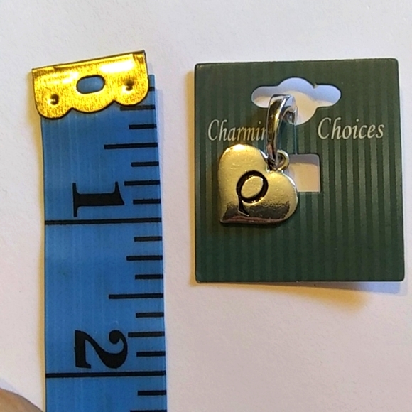 Heart Charm pendant with a Q on it silver tone new - Picture 4 of 4